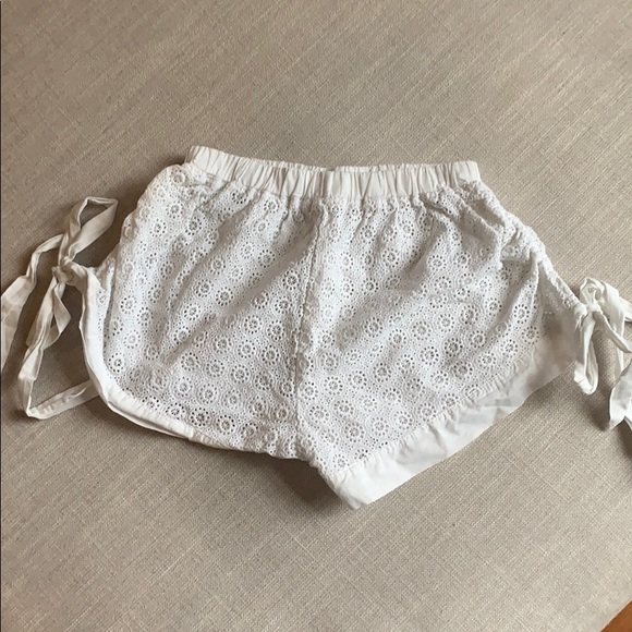 Cute white lace shorts - Picture 3 of 4